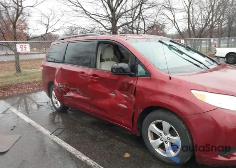 2011 Toyota Sienna Le V6 z USA, uszkodzony, nr VIN 5TDKK3DC9BS002323